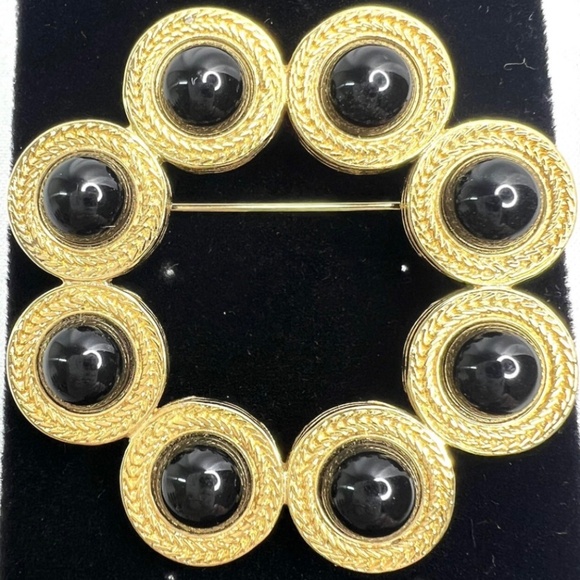 Vintage Monet Brooch Pin Circular Gold Tone with 8 Black Cabochon Stones 1.75” - Picture 1 of 6